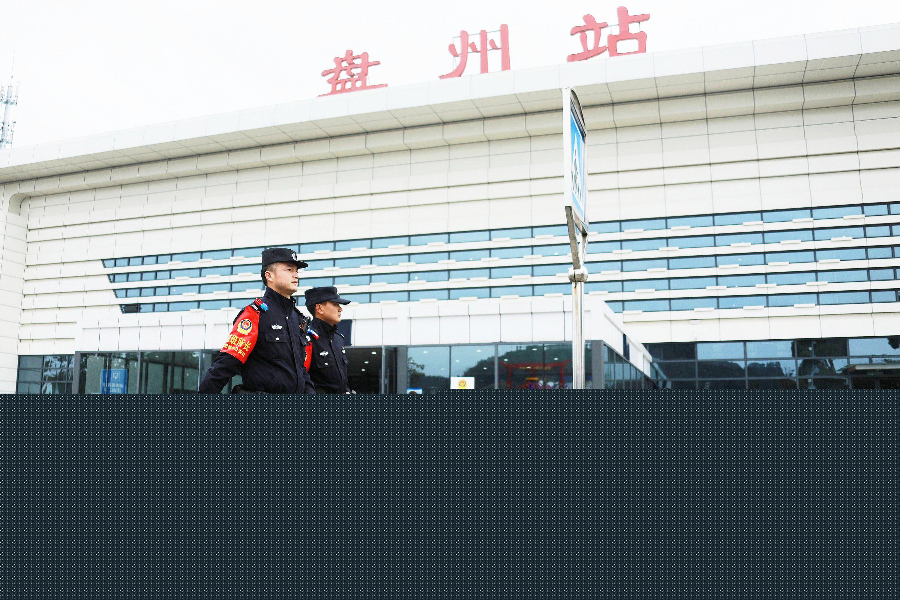 銀軌穿云去 青山讓路來