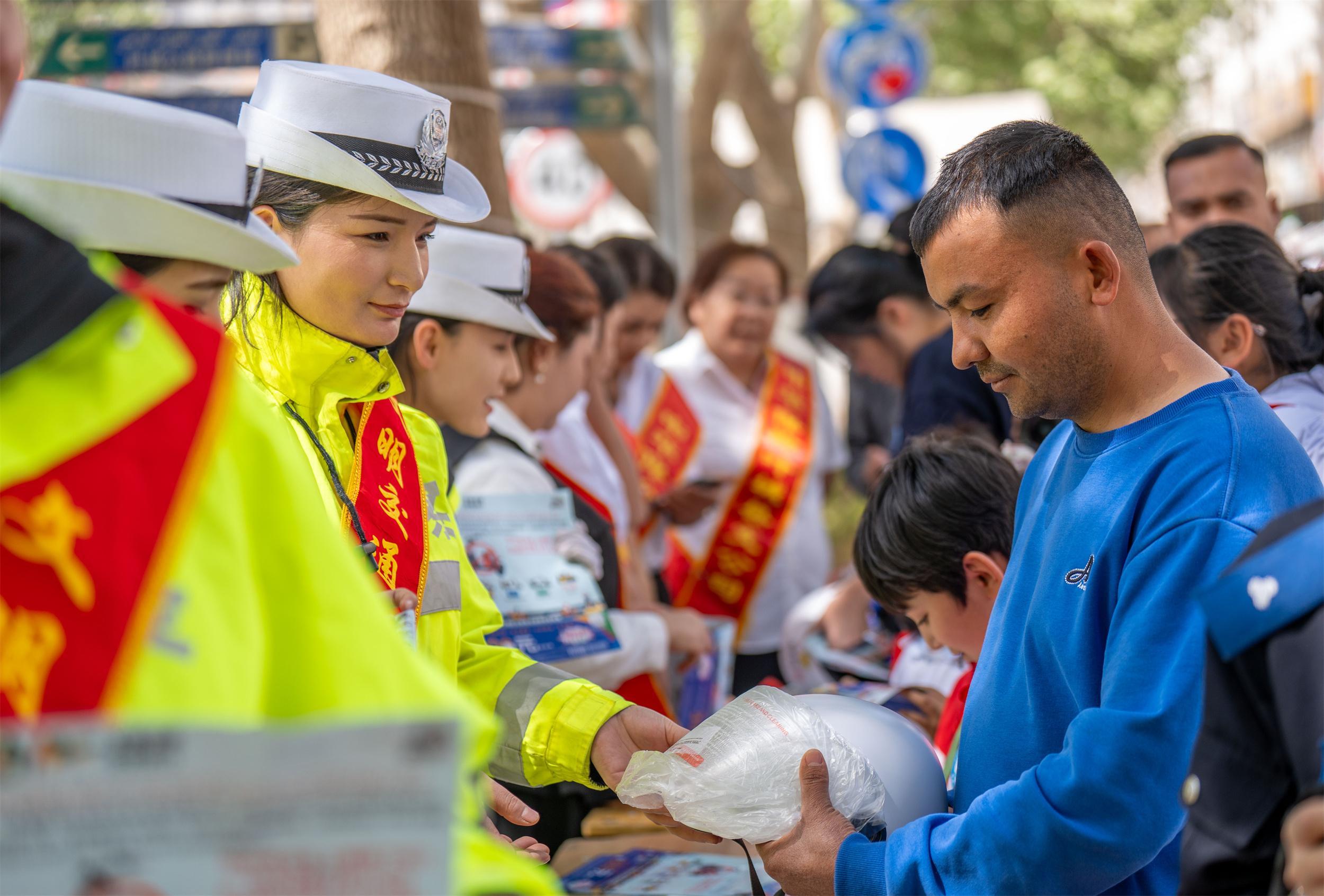 新疆葉城：一盔一帶護(hù)民生