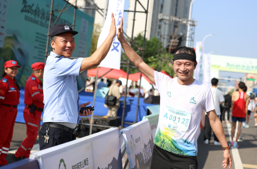 江西遂川：護(hù)航馬拉松 守護(hù)不停步