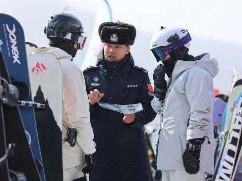 新疆出入境邊防檢查總站吐爾洪邊境派出所民警對(duì)游客進(jìn)行安全提醒